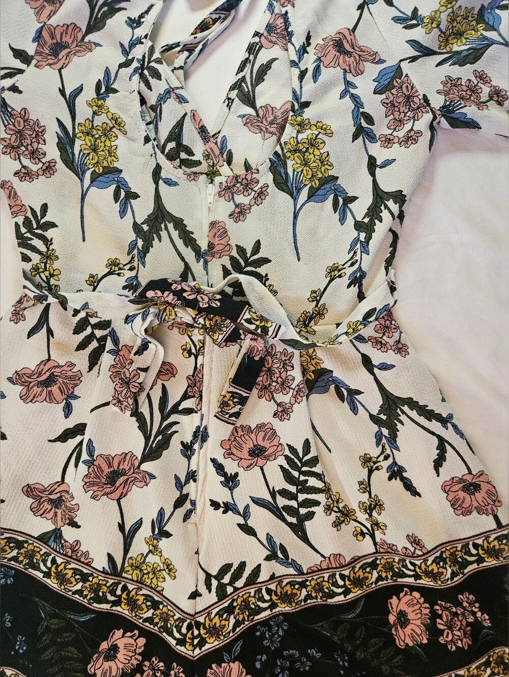 Trixxi Juniors Ivory And Fliral Short Sleeve V-neck Short Romper Size Small - Picture 12 of 16